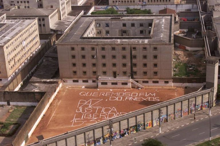 "Paz, Justiça e Liberdade", o lema do PCC pintado no Carandiru em 2001.