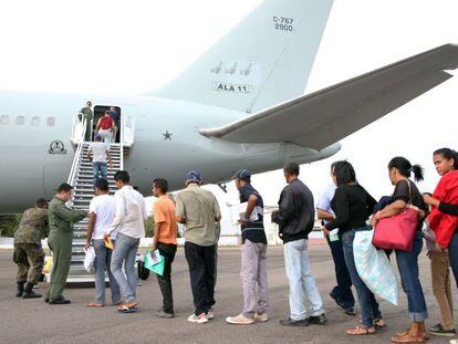 Venezuelanos embarcam com destino a São Paulo