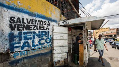 Propaganda do candidato Henri Falcón pintada em um muro de Caracas.