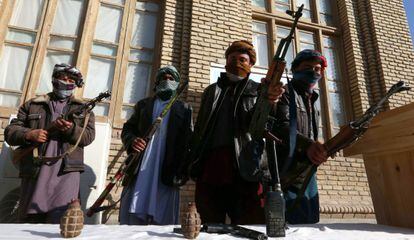Antigos militantes talibãs deixam suas armas em Herat, no programa de anistia do Governo afegão.