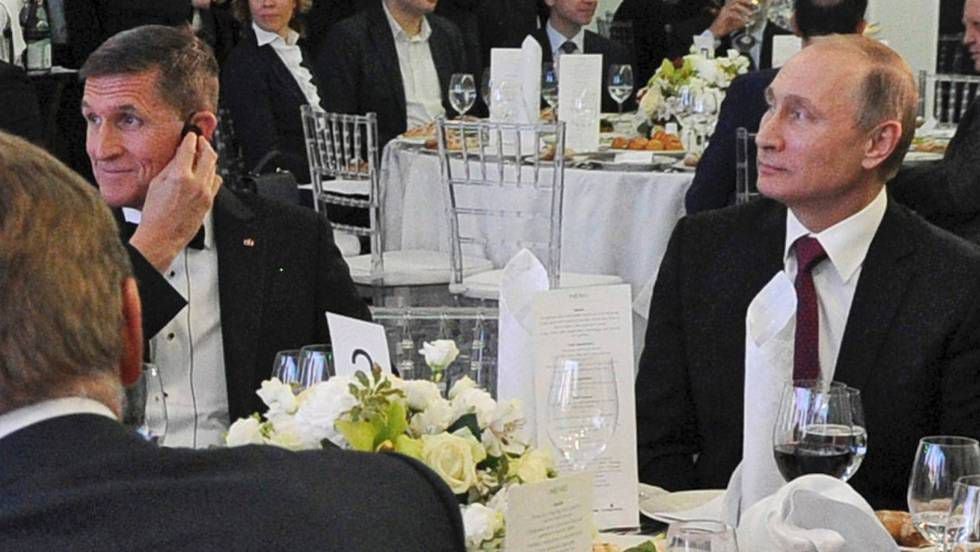 O general reformado Michael Flynn durante um jantar com Vladimir Putin.