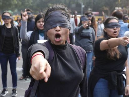 Ativistas participar no protesto em Nova Delhi, neste sábado.