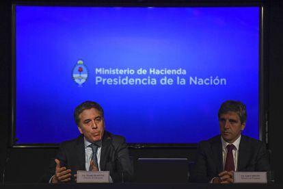 Os ministros de Fazenda, Nicolás Dujovne, e de Finanças, Luis Caputo, anunciam a redução de médio ponto na meta fiscal de 2018.