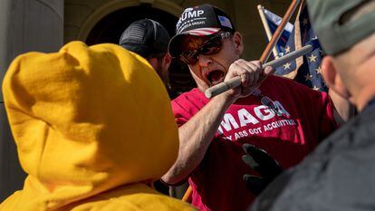 Seguidor de Donald Trump ameaça golpear um manifestante em Michigan, em 7 de novembro.