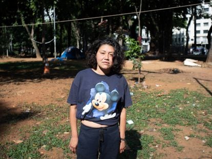 Bruna, de 29 anos, vive na praça da República, em São Paulo, e depende de doações para ter acesso a absorventes e outros itens de higiene.