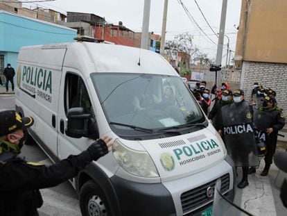 A polícia transfere os restos mortais de Abimael Guzmán para o necrotério em Lima, neste mês.
