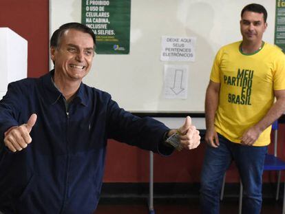 Jair Bolsonaro depois de votar no primeiro turno das eleições.