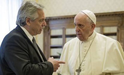 O papa Francisco e o presidente da Argentina, Alberto Fernández, nesta sexta-feira, na Cidade do Vaticano.