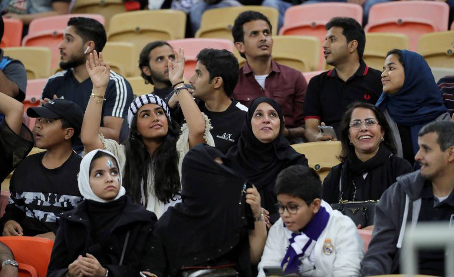 Homens e mulheres dividem as arquibancadas ontem no estádio onde aconteceu a partida entre Valencia e Real Madrid.