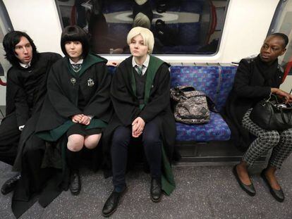 Fãs de Harry Potter no metrô de Londres, em 10 de março.
