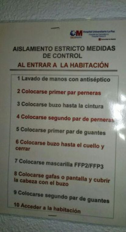Instruções de isolamento do vírus colocadas no Hospital La Paz, em Madri.