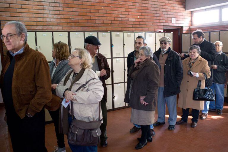 Eleitores fazem fila para votar para presidente em um colégio eleitoral em Oeiras, na região de Lisboa.