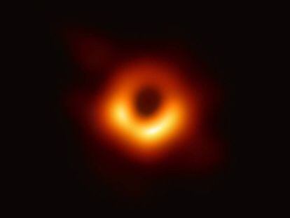 Primera imagen de un agujero negro, captada por el Telescopio Horizonte de Sucesos, publicada el 10 de abril de 2019. El cuerpo en cuestión está en el centro de la galaxia Messier 87 (M87), a una distancia de 55 millones de años luz. Hasta ahora, la existencia de estos objetos extremadamente densos se conocía solo por métodos indirectos, pero nunca se había observado uno.