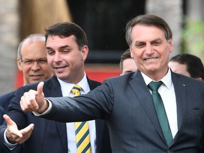 O senador Flávio Bolsonaro e o presidente Jair Bolsonaro, em novembro de 2019.