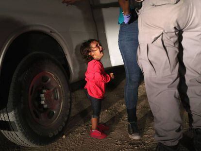 Uma menina hondurenha de dois anos chora, no último dia 12, quando um agente detém sua mãe nos arredores da fronteira de McAllen (Texas).