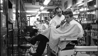 O ator James Dean, numa barbearia de Nova York.