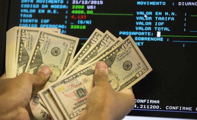O real desvalorizou frente ao dólar cerca de 50% durante 2015.