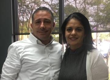 Iván e Natalia Arjona, especialistas imobiliários de Woodlands, Texas.