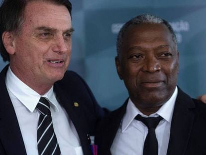 Bolsonaro e o soldado Celso Morais. O presidente eleito foi condecorado pelo Exército por ter resgatado Morais quando os dois serviam, em 1978.