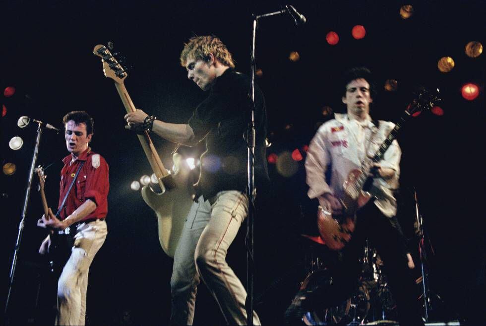Joe Strummer, Paul Simonon e Mick Jones em um show do The Clash em Londres em 1979.