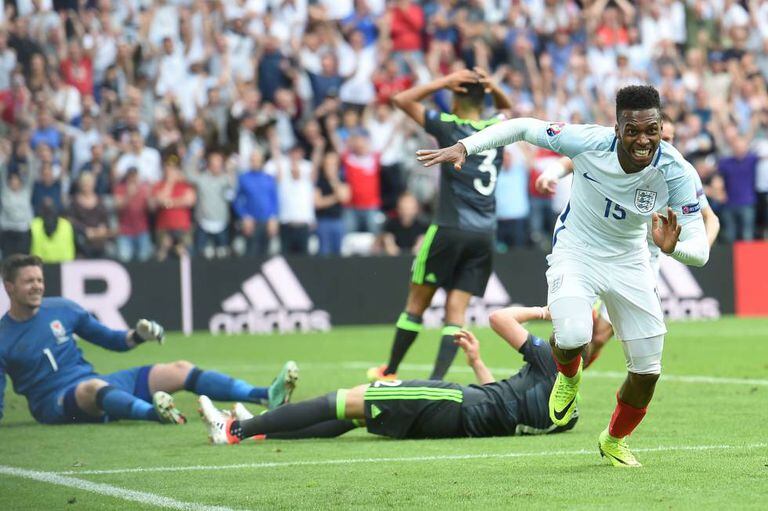 Sturridge celebra o gol que deu a vitória à Inglaterra.