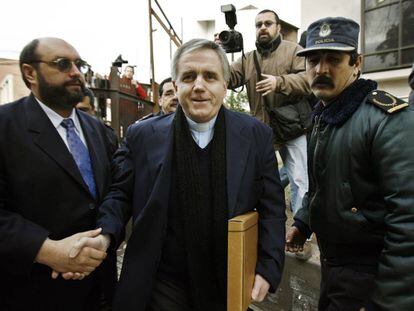 O sacerdote Julio Grassi chega em agosto de 2008 a um tribunal de Morón, perto de Buenos Aires.