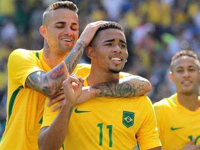 Gabriel Jesus comemora o gol do Brasil contra Honduras.