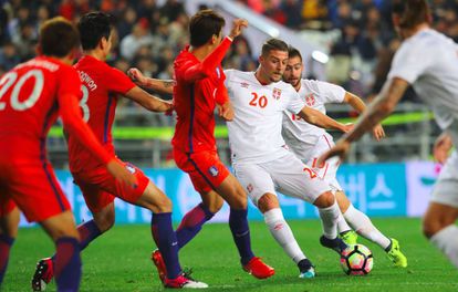 O sérvio Milinkovic-Savic chuta contra o gol da Coreia do Sul.