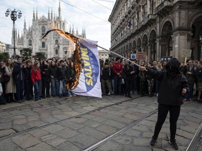Protestos contra o ministro do Interior italiano em 16 de novembro em Milão, no chamado 'No Salvini Day'.