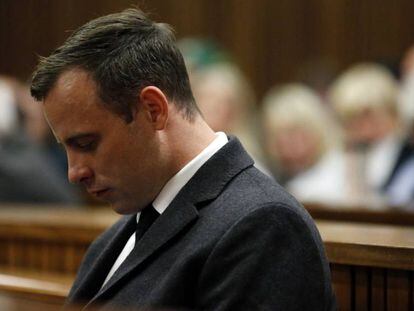 Pistorius ouve a sentença do tribunal nesta quarta-feira em Pretória.