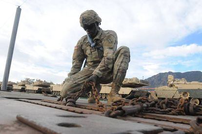 Um soldado acomoda o equipamento para a operação na Europa, em Fort Carson.