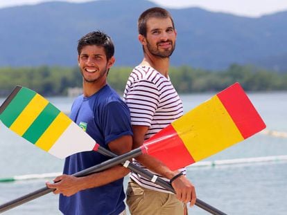 Xavi, que compete pelo Brasil, e Pau, pela Espanha, no lago de Banyoles, com os remos de suas seleções trocados.
