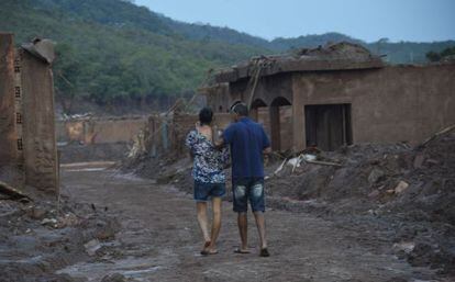 Moradores voltam ao vilarejo de Bento Rodrigues depois da trag&eacute;dia. 