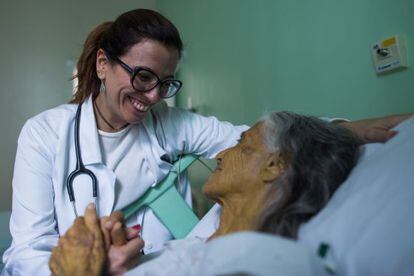 Ana Claudia Quintana com a paciente Terezinha. 