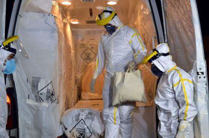 Ambul&acirc;ncia que transportou o paciente suspeito de ebola.