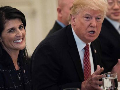 Trump com a embaixadora dos EUA para a ONU, Nikki Haley, na Casa Branca.