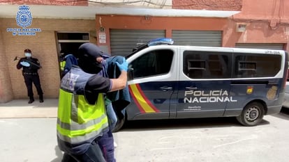 Policiais conduzem um dos detidos na rua Cádiz, em Almería, em 20 de abril do ano passado. 