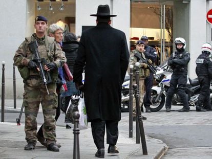 Policiais e soldados franceses em uma operação de vigilância.