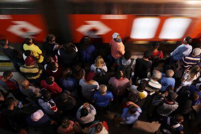 Pessoas se aglomeram na estação de trem da Luz, na capital paulista, no dia 6 de abril.