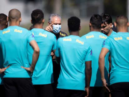 O técnico Tite dá instruções aos jogadores da seleção durante o treinamento na Granja Comary para as eliminatórias da Copa do Mundo de 2022,  contra o Equador e Paraguai. Teresópolis, Brasil.