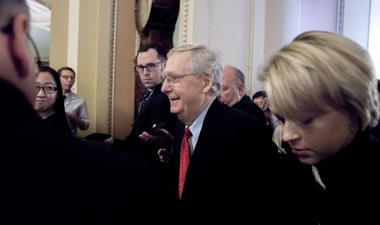 O líder republicano do Senado, Mitch McConnell, após anunciar aos jornalistas que contam com os votos suficientes.