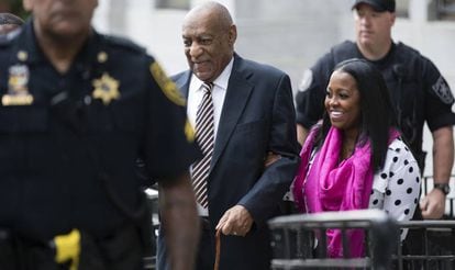 Bill Cosby, acompanhado da atriz Keshia Knight de 'A hora de Bill Cosby'