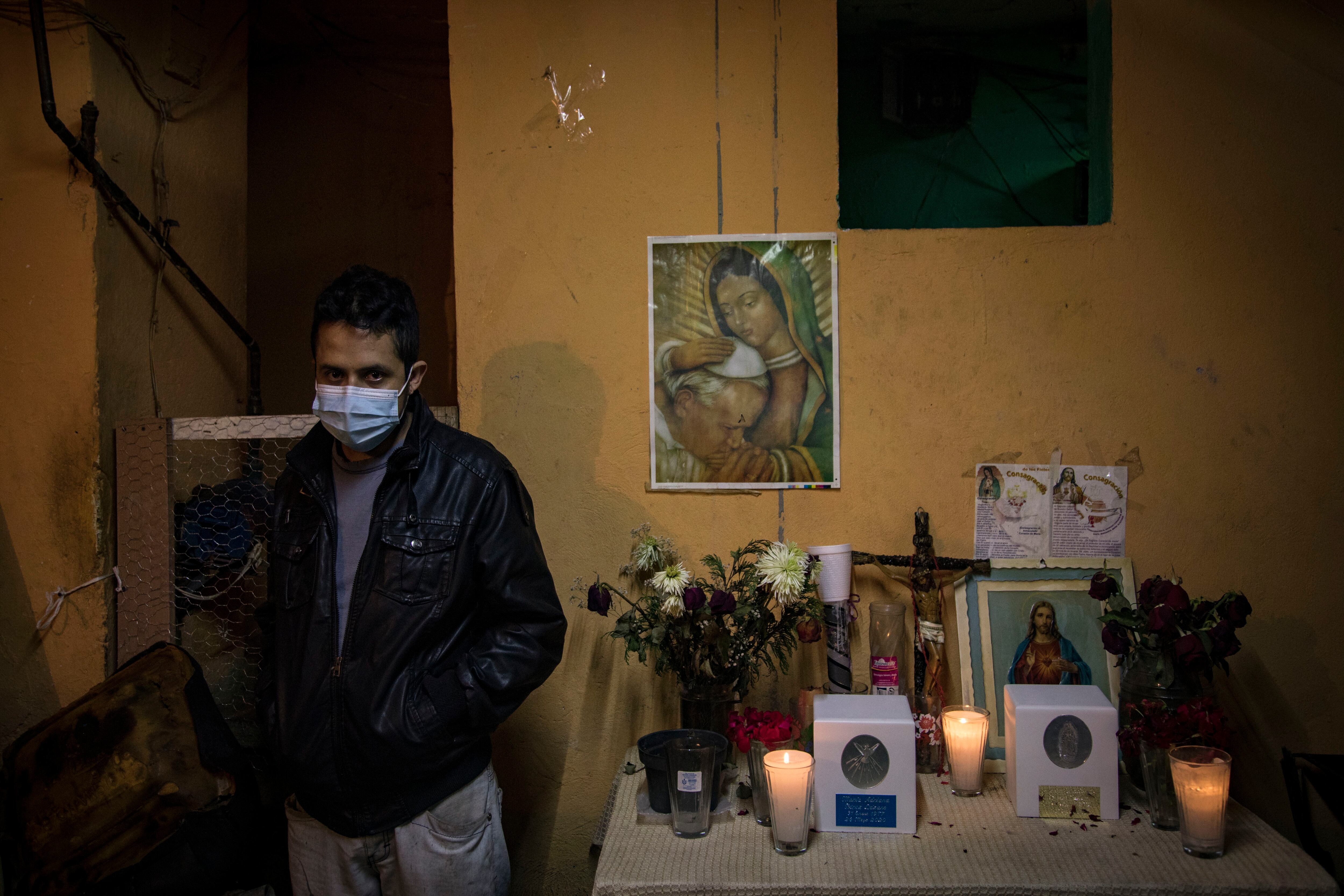 Diego Villegas diante do altar com os restos mortais da mulher e da cunhada, que morreram de coronavírus em Iztapalapa.