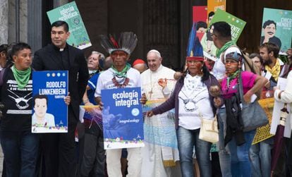 Papa Francisco caminha ao lado de índios durante os eventos do Sínodo da Amazônia, reunião de três semanas aborda a preservação da floresta