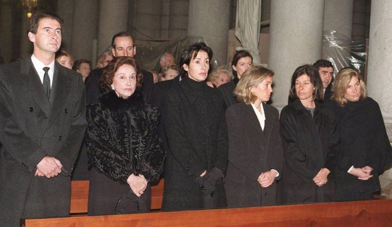 Carmen Franco (segunda à esquerda), junto com seus filhos José Cristóbal, Carmen, Arancha, Merry, Mariola, Francisco e Jaime (os dois últimos na segunda fila) durante o funeral de Cristobal Martínez-Bordiú, Marquês de Villaverde.