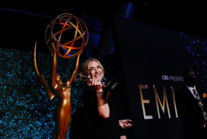 Kate Winslet com seu prêmio de melhor interpretação feminina em minissérie por ‘Mare of Easttown’. 