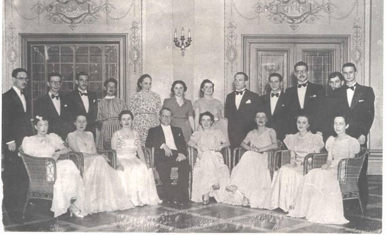 Formandos de 1938 da USP em salão do Teatro Municipal de São Paulo.
