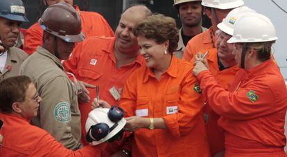 Dilma assina autógrafos a funcionários da Petrobras.