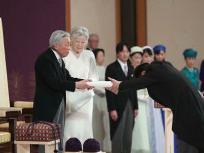 Em seu último discurso antes de transferir o cargo ao filho Naruhito, ele desejou  paz e felicidade ao povo japonês e ao mundo inteiro . Centenas de pessoas acompanharam a cerimônia no lado de fora do palácio