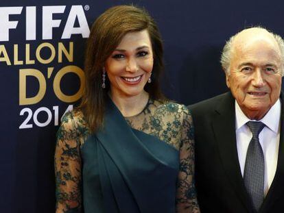 Joseph Blatter, 79 anos, acompanhado de sua noiva, Linda Barras, 49 anos, em janeiro de 2015, na cerimônia da Bola de Ouro, em Zurich (Suíça).